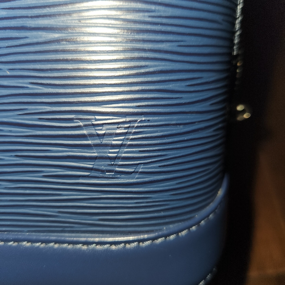LV alma bb epi indigo - Picture 3 of 11